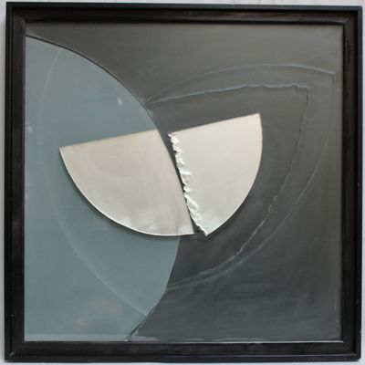 une photo d'une œuvre d'art encadrée dans un cadre noir