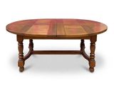 une table en bois avec un plateau rond et des pieds tournés