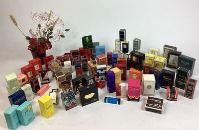 il y a plein de chocolats de toutes sortes sur la table