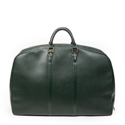 un sac de voyage en cuir vert sur fond blanc