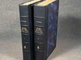 Les deux livres sont posés côte à côte sur une surface grise.