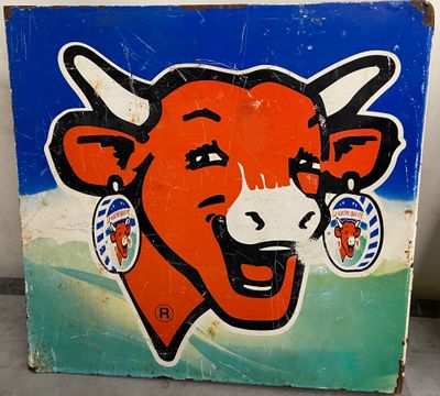 une photo d'une peinture représentant une vache sur la façade d'un immeuble