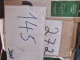 une boîte en carton sur laquelle est apposée une étiquette de prix