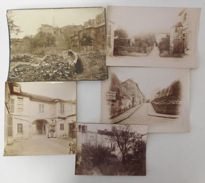 many old photos of a street in the middle of the day