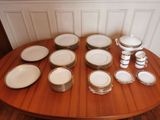 beaucoup d'assiettes et de bols sur la table