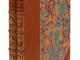 un livre marron à la couverture bleue et orange posé sur une table