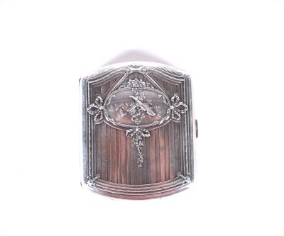 image d'une boîte en argent et en bois sur fond blanc