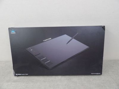 une boîte noire sur laquelle est posé un stylo, posée sur une table