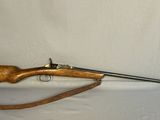 un fusil posé sur une table