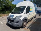 une camionnette blanche garée dans un parking