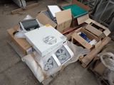plein de cartons et encore des cartons remplis d'appareils électroniques par terre