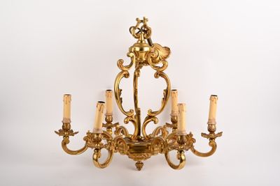 un lustre en or orné de cinq bougies