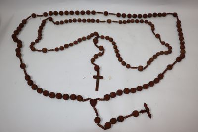 un chapelet orné d'une croix, posé sur une table