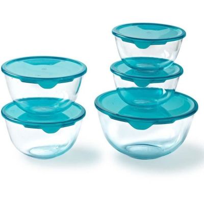 un lot de quatre bols en verre avec couvercles, sur fond blanc