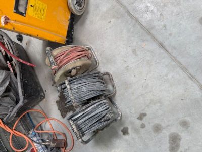 un tas de fils par terre, à côté d'une paire de chaussures