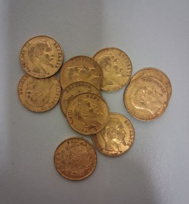 une pile de pièces d'or sur une surface blanche
