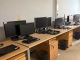 de nombreux écrans d'ordinateur posés sur les bureaux de ce bureau