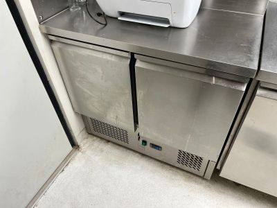 plan de travail en acier inoxydable dans une cuisine professionnelle, sur lequel est posé un grille-pain