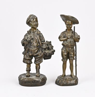 paire de figurines en bronze représentant un garçon et un garçon tenant un panier de fleurs