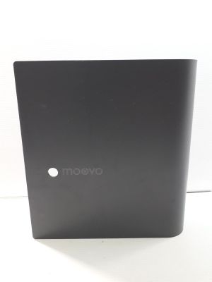 un ordinateur portable ouvert posé sur une surface blanche
