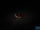 gros plan d'un diamant rouge sur une surface noire