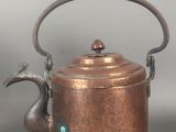 une théière et une bouilloire côte à côte