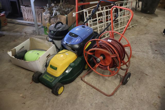 Trois aspirateurs incomplet (Hoover, Moulinex et Rowenta), tondeu...