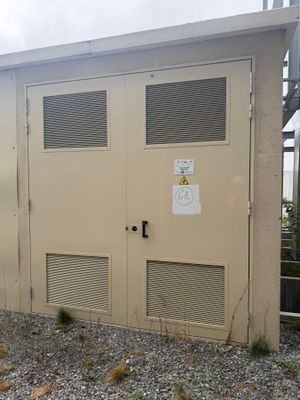 un petit bâtiment avec deux portes sur le côté