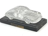 maquette en plastique transparent représentant une voiture, posée sur un socle noir