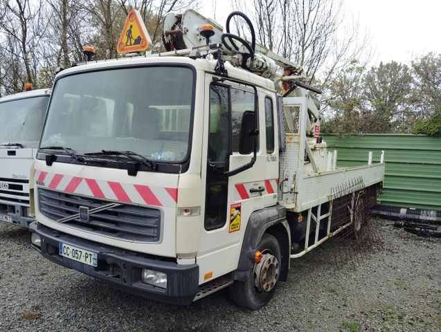 Véhicule poids lourd VOLVO FL 180 immatriculé CC-057-PT, 1ère mis...
