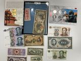 une photo d'une collection de billets de banque asiatiques accrochée au mur