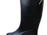 une image représentant une paire de bottes de pluie noires sur fond blanc