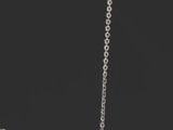 un collier en or blanc et diamants orné d'un pendentif en forme de cœur