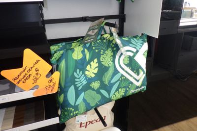 un sac de provisions posé sur une étagère à côté d'un autre sac de provisions