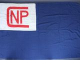 un gros plan d'un drapeau sur lequel figure le logo « n p »