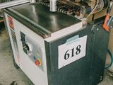 une machine qui se trouve dans une pièce remplie de cartons