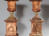 paire d'urnes françaises en terre cuite du XIXe siècle, sur socles