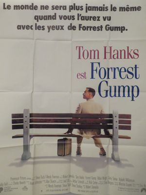 affiche de film représentant un homme assis sur un banc devant un mur blanc