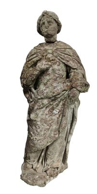 statue d'une femme coiffée d'un chapeau et portant un foulard autour du cou