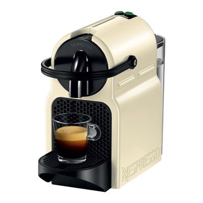 une machine à café avec une tasse de café posée devant