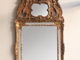 un miroir accroché au mur au-dessus d'un lavabo