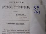 un vieux livre exposé sur une table