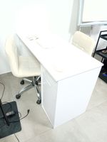 2 postes à manucure, 7 lampes, 6 servantes sur roulettes, 1 … (photo 2)