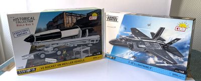 deux legos posés sur une table