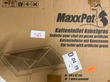 boîte en carton sur laquelle est représenté un chat assis