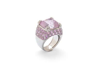 une bague en saphir rose et diamants, signée Van Cleef