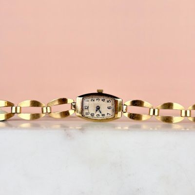 l'image d'une montre-bracelet en or entourée d'une chaîne