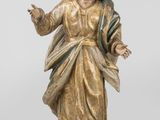 une image représentant une statue de Jésus posée sur un socle en bois
