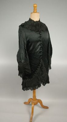 une image d'une robe noire sur un mannequin