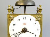 une petite horloge surmontée d'une clochette